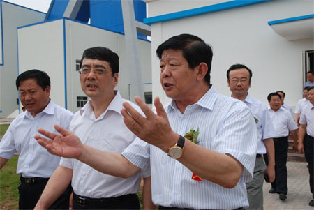 7月15日,在榆树井煤矿,临矿集团董事长,党委书记李义文与国家烟草专卖
